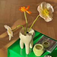 Vase en Forme de Dent